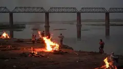 በጋንጀስ ወንዝ የአስከሬን ቃጠሎ ሲደረግ