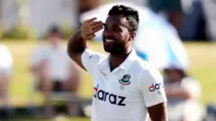 মাউন্ট মঙ্গানুই টেস্টে নিউজিল্যান্ডের উইল ইয়াংকে বিদায় করার পর নিজের স্টাইলে স্যালুট জানিয়ে উদযাপন করছেন এবাদত হোসেন