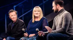 David e Joan sentam-se ao lado de Jacob enquanto ele fala sobre Justiça Restaurativa