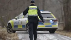 Полицейский на фоне полицейского автомобиля