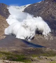 Жууку капчыгайындагы мөңгү көчкөн учур видеого тартылып калган