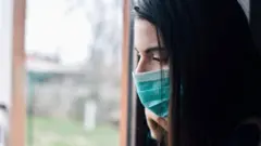 Mujer con mascarilla