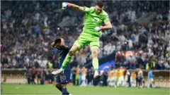 إيميليانو مارتينيز يحتفل بعد صده ضربة جزاء في المباراة النهائية لكأس العالم