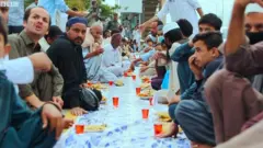 د پېښور پوهنتون یو شمېر محصلینو د ښار بېوزلو وګړو لپاره د (روژه ماتي‌ دسترخوان) لړۍ پیل کړې ده.