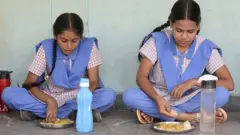 మధ్యాహ్న భోజనం చేస్తున్న విద్యార్థినులు