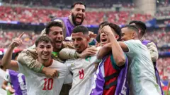 Azzedine Ounahi, wambaye nimero 8, yishimana na bagenzi be bakinana nyuma yo gutsindira Maroc igitego cya kabiri, mu mukino w’igikombe cy’isi cya 2026 wayihuje na Canada, mu mikino ya 1/8, wabereye ku kibuga cy’i Houston, muri leta ya Texas muri Amerika, ku itariki ya 4 Nyakanga (7) mu mwaka wa 2026. 