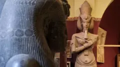 Estátua de Aquenáton