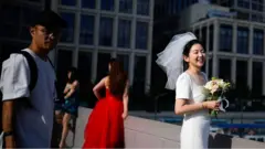 拍攝婚紗照的中國姑娘