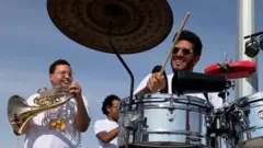 د نړیوال جام درشل کې د خلکو نورې خوشالۍ