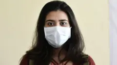 వుహాన్ నుంచి దిల్లీలోని ఐటీబీపీ చావ్లా కేంద్రం వద్దకు వచ్చిన విద్యార్థిని. 2020 మార్చి 13వ తేదీన తీసిన చిత్రం