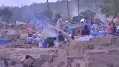 Abaturage bamwe bagiye barara mu matongo y'inzu zabo nyuma y'uko zishenywe