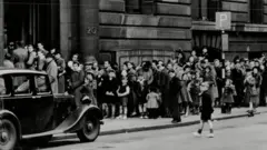 1950 yılı Nisan ayında Glasgow Cochrane caddesinde aşı sırası bekleyenler