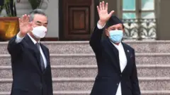 चिनियाँ विदेशमन्त्री वाङ् यी र नेपालका परराष्ट्रमन्त्री नारायण खड्का