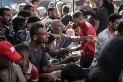 Palestinos em fila para distribuição de alimentos