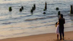 Couple angolais sur la plage, province de Benguela, Angola, le 9 juillet 2018.