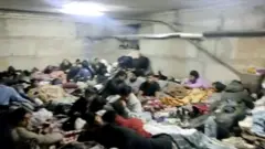 Ɗaliban Indiya suna neman mafaka a wani ɗaki na ƙarƙashin ƙasa a Kharkiv, birni na biyu mafi girma da ke kusa da kan iyakar Rasha, a yayin da ake ci gaba da jefa bama-bamai.