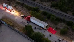 পরিত্যক্ত এই ট্রাকের ভেতর পাওয়া গেছে কমপক্ষে ৫০টি মৃতদেহ