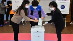 4·15총선을 일주일 앞둔 8일 수원 소재 장애인 거주 시설 바다의 별에서 시설 거주 이용인들이 거소 투표를 하고 있다. 거소 투표는 4.15 총선 당일 투표소에 갈 수 없는 유권자들을 대상으로 진행되는 부재자 투표 제도이다