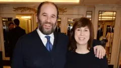 Abi Morgan junto a Jacob Krichefski en una recepción en Londres, en 2014