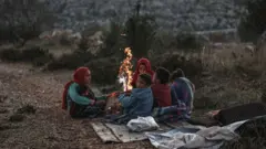 İdlib'den kaçan bazı aileler, Harbanuş köyündeki topraklarda kış koşullarında barınmaya çalışıyor