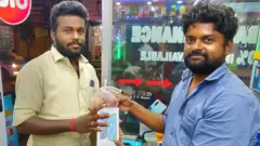 మొబైల్ కొంటే ఉల్లిపాయలు ఉచితం