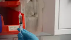 Seringa com medicamento contra Alzheimer