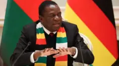 Perezida Mnangagwa yagiriza ibihugu vyo mu burengero bw'isi ko ari vyo biriko birakokeza imigumuko mu gihugu