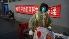 Một phụ nữ ở Bắc Kinh trên đường từ cửa hàng thực phẩm về nhà. Hình chụp hôm 7/2