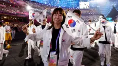 23일 오후 중국 항저우 올림픽 스포츠센터 스타디움에서 열린 '2022 제19회 항저우 아시안게임' 개회식에서 대한민국 선수단이 입장하고 있다