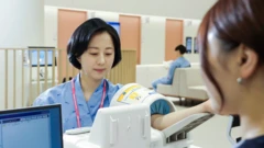 診所內一名女士正用血壓機測量血壓