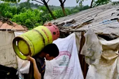 এক কিশোর ঘাড়ে করে এলপিজির সিলিন্ডার নিয়ে যাচ্ছে