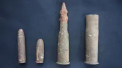 Ржавые пули и гильзы на синем фоне