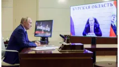 Predsednik Rusije Vladimir Putin na virtuelnom sastanku sa zvaničnikom iz Kurske oblasti