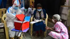 মুম্বাইয়ের ধারাভিতে বুধবার স্বাস্থ্যকর্মীরা