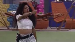 Lumena aponta o dedo
