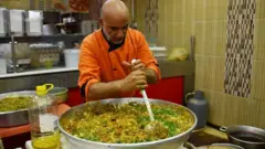 رمضان: موائد الإفطار ترحب بالمهاجرين الأفارقة في تونس