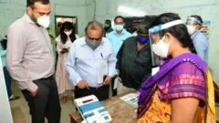 ఈవీఎంలు పరిశీలిస్తున్న అధికారులు