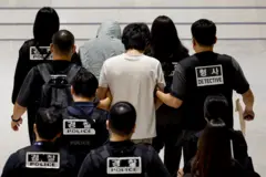 캄보디아 당국의 범죄단지 단속으로 적발돼 구금됐던 한국인인이 경찰과 형사들에의해 인계되고 있다