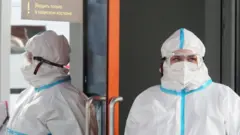 Медик в защитном костюме