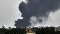 Umwotsi uzamuka hejuru y'umurwa mukuru Khartoum wa Sudan