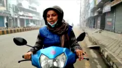 पर्सास्थित एक महिला।
