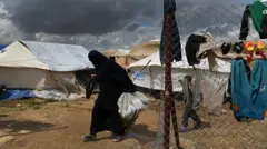 Seorang pengungsi eks-ISIS di wilayah kamp Al Hol, Suriah