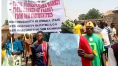 Awọn eeyan pupọ gbe akọle oniruuru lọwọ lati se iwọde tako iklu awọn agbebọn ati ijinigbe to n waye ni ipinlẹ Kwara.