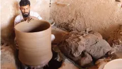 پېښور ښار ته نږدې یو کلی د 'کلالانو کلي' په نامه مشهور دی او اوسېدونکي یې له څو نسلونو راهیسې د کلالۍ (د خټینو لوښو جوړولو) کسب کوي.