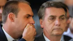 Eduardo šapuće ocu Žairu Bolsonaru na konferenciji u novembru