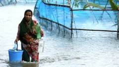 বন্যা দীর্ঘমেয়াদী হলে ভোগান্তিতে পড়েন বাসিন্দারা।