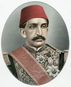 Abdul Hamid II con un uniforme militar y una banda roja atravesada