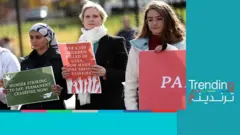 دخلت مظاهرة خارج البيت الأبيض للمطالبة بوقف إطلاق النار في غزة يومها الرابع. ونظم الاحتجاج من قبل ناشطين في مجال حقوق الإنسان الذين أضربوا عن الطعام أيضا لمدة 5 أيام.