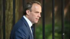 Dominic Raab, umunyamabanga ushinzwe ububanyi n'amahanga, ni we uza gutangaza abafatiwe ibihano