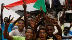 سودانيون يحتفلون في شوارع الخرطوم